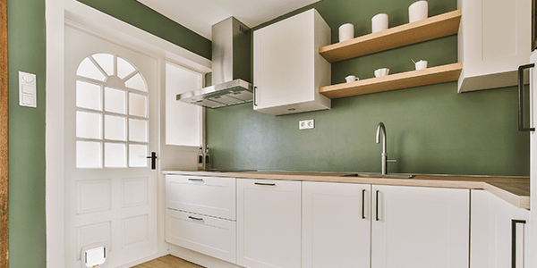 Cocina estilo blanco y colores vibrantes