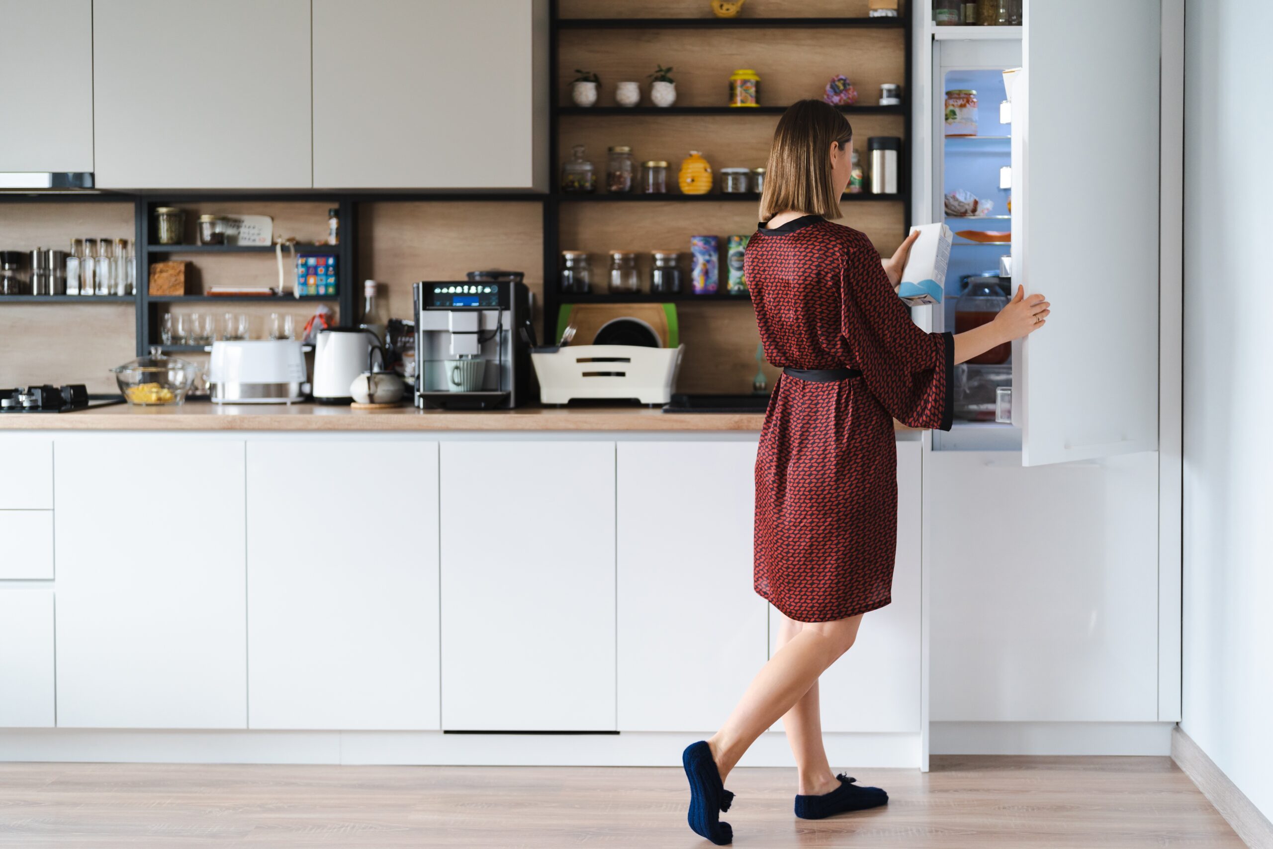 frigorífico integrable en cocina moderna con muebles a juego