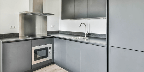 Cocina estilo blanco y acero inoxidable